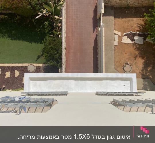 גג אטום עם חומר איטום לבן ומבנה מתכת